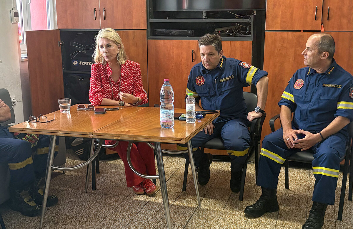 H Ζ. Μακρή με τους πυροσβέστες της Μαγνησίας για το νέο πυροσβεστικό μέγαρο