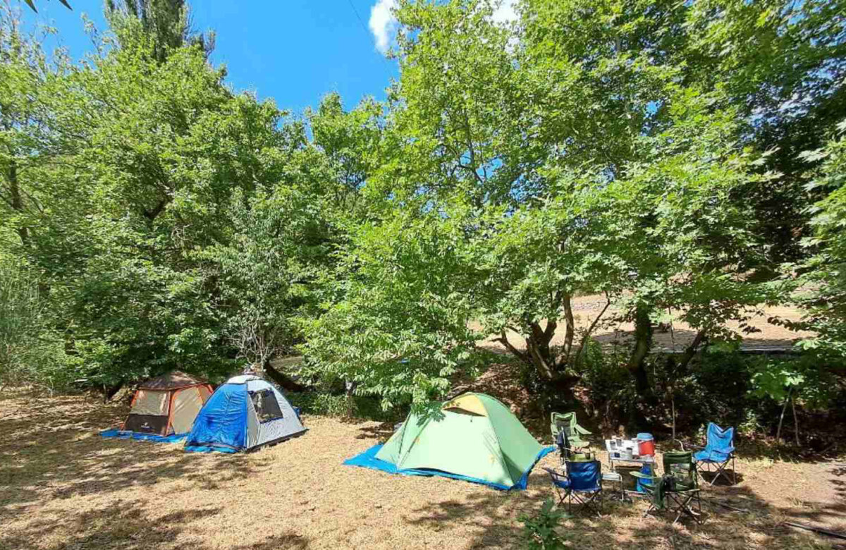 Έφτασαν οι πρώτοι κατασκηνωτές για το Anavra Fest στις πηγές της Ανάβρας