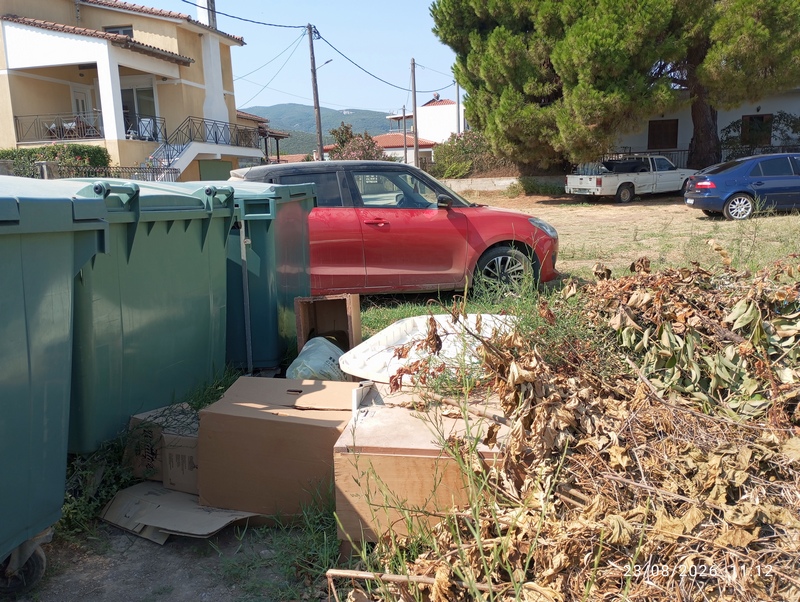 Διαμαρτυρία κατοίκου του Αχιλλείου για ογκώδη αστικά απορρίμματα