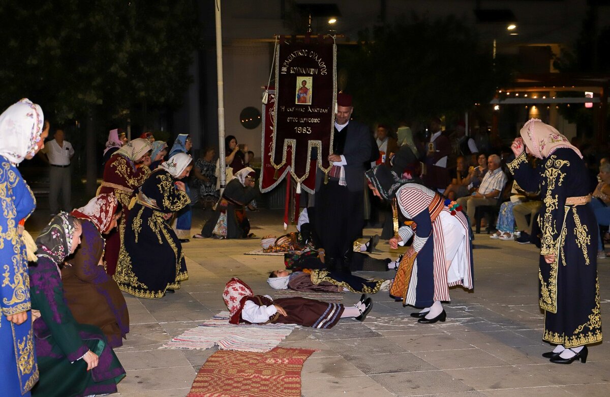 Με μεγάλη επιτυχία πραγματοποιήθηκε η παράσταση-αφιέρωμα «Το Χατζιλίκι στο Μιστί και το Τσαρικλί» στον Αλμυρό