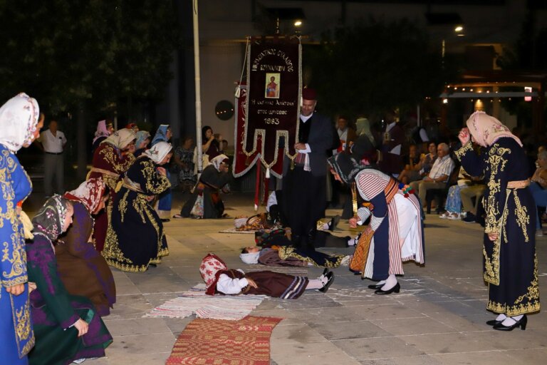Με μεγάλη επιτυχία πραγματοποιήθηκε η παράσταση-αφιέρωμα «Το Χατζιλίκι στο Μιστί και το Τσαρικλί» στον Αλμυρό