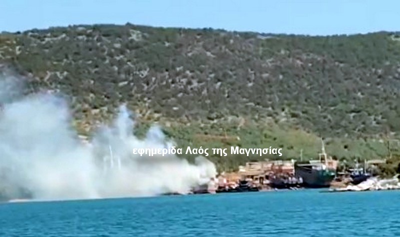 Ορατοί από μεγάλη απόσταση οι καπνοί φωτιάς σε πλοίο στην Αμαλιάπολη