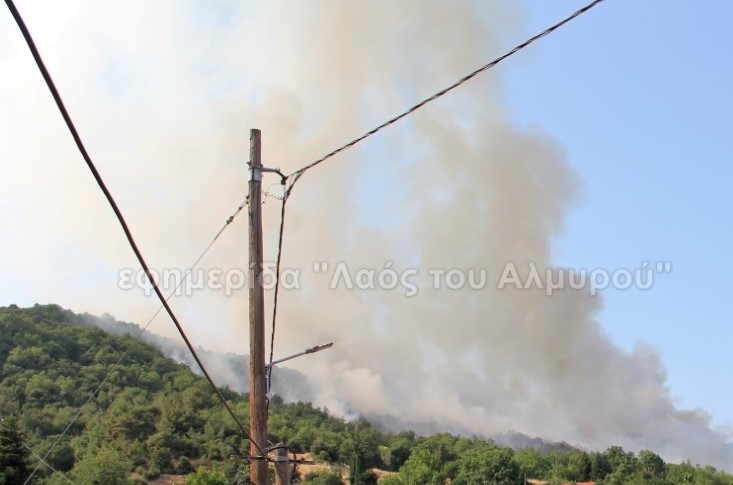 Ορατοί από μεγάλη απόσταση οι καπνοί φωτιάς σε πλοίο στην Αμαλιάπολη