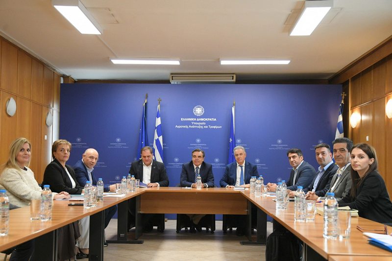 ΥΠΑΑΤ: Πρώτη συνάντηση Σχοινά με την ΕΘΕΑΣ – Στο επίκεντρο οι αγροτικές πληρωμές, το μέλλον της κτηνοτροφίας και η νέα ΚΑΠ